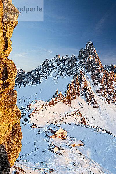 Sonnenuntergang auf der Locatelli-Hütte und dem Paterno-Berg vom Sasso di Sesto  Tre Cime di Lavaredo (Lavaredo-Gipfel)  Sexten (Sexten)  Dolomiten  Südtirol  Italien  Europa