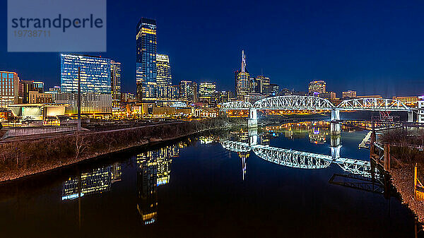 Skyline-Spiegelung bei Nacht  Cumberland River  Nashville  Tennessee  Vereinigte Staaten von Amerika  Nordamerika