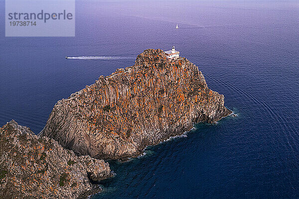 Blick aus der Vogelperspektive auf den Leuchtturm von Ponza (Leuchtturm Punta della Guardia) auf der Basaltklippe in der Abenddämmerung  Insel Ponza  Tyrrhenisches Meer  Pontinische Inseln  Provinz Latina  Latium (Latium)  Italien  Europa