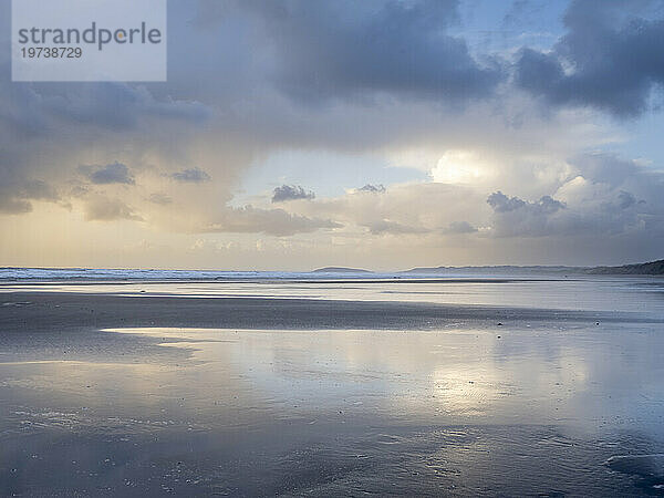 Spiegelungen im nassen Sand in der Abenddämmerung  Rhossili  Gower  Südwales  Vereinigtes Königreich  Europa