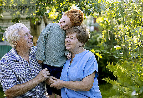Großeltern verbringen Freizeit mit Enkel im Garten