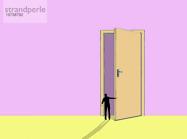 Person öffnet übergroße Tür in der Nähe einer rosa Wand
