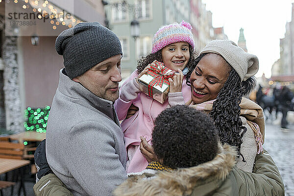 Glückliche Familie genießt gemeinsam den Weihnachtsmarkt