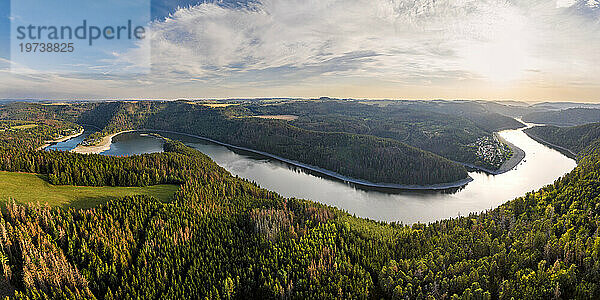 Deutschland  Thüringen  Panoramablick auf die Saaleschleife bei Sonnenuntergang