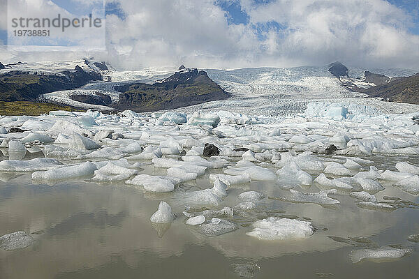 Island  Eisberge im Fjallsarlon-See mit dem Vatnajökull-Gletscher im Hintergrund