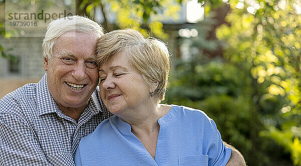 Romantisches älteres Paar im Garten