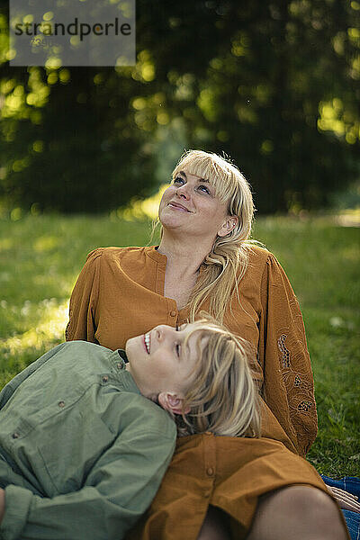 Glückliche Mutter und Sohn entspannen sich im Park