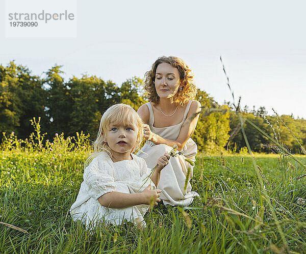 Mutter und Tochter verbringen gemeinsame Zeit im Gras