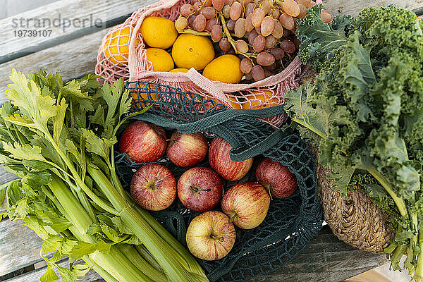 Netzbeutel mit Bio-Obst und Gemüse auf dem Bauernmarkt