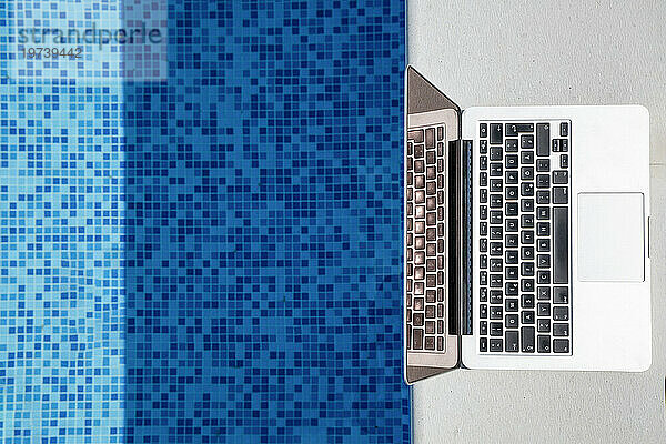 An sonnigen Tagen wird der Laptop in der Nähe des Schwimmbads aufbewahrt