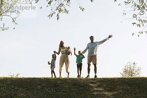 Glückliche Familie genießt gemeinsame Freizeit im Park