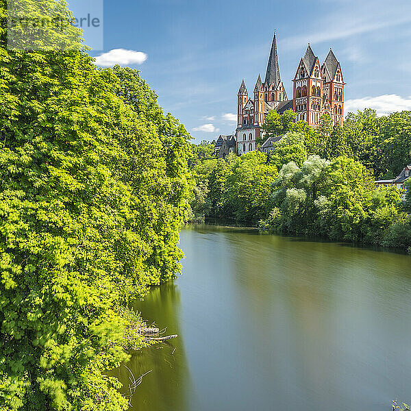 Deutschland  Hessen  Limburg-Weilburg  Lahn im Sommer mit dem Limburger Dom im Hintergrund