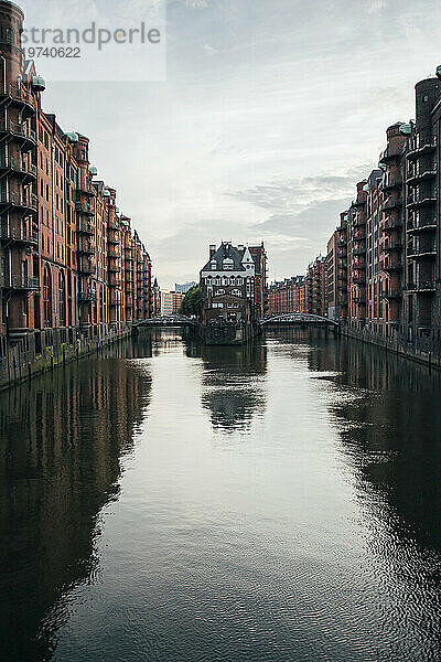 Kanal inmitten der Speicherstadt in Hamburg  Deutschland
