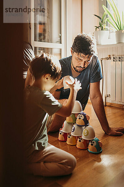 Vater und Sohn stapeln zu Hause Tassen