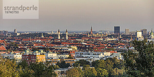 Deutschland  Bayern  München  Panoramablick auf ein Wohnviertel