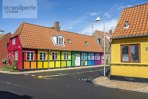 Dänemark  Bornholm  Rønne  leere Straße vor einem regenbogenfarbenen Haus