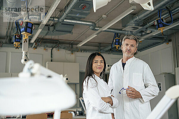 Lächelnde Wissenschaftler stehen zusammen im Labor