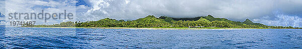 Für dieses dramatische Panorama der Insel Rarotonga  der Hauptinsel des Cook-Inseln-Archipels im Südpazifik  wurden sieben Bilder kombiniert. Insel Rarotonga  Cookinseln