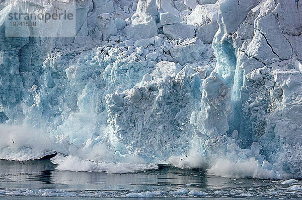 Blaues Eis in einem Gletscher in der Nähe des Krossfjords im Spitzbergen-Archipel in Norwegen; Westspitzbergen  Svalbard-Archipel  Norwegen