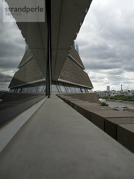 Blick auf den Gehweg und die Erweiterung des Blavatnik-Gebäudes zur Tate Modern Art Gallery and Museum in Bankside  London; London  England  Vereinigtes Königreich