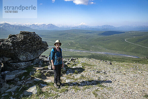 Porträt einer reifen Wanderin auf dem Savage Alpine Trail mit Blick auf den Mt. Denali im Denali-Nationalpark; Denali-Nationalpark  Alaska  Vereinigte Staaten von Amerika