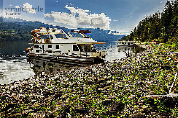 Eine Familie genießt einen Hausbooturlaub  während sie am Ufer des Shuswap Lake parkt; Shuswap Lake  British Columbia  Kanada