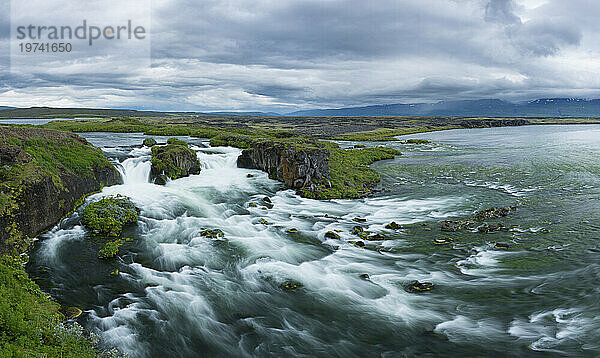 Malerische Aussicht auf Wasserfälle an der Mündung des Flusses Myrarkvisl entlang der Nordküste Islands  in der Nähe von Husavik; Island