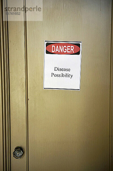 Gefahrenschild an einer geschlossenen Tür  um das Risiko einer Krankheitsübertragung zu verhindern; Lincoln  Nebraska  Vereinigte Staaten von Amerika
