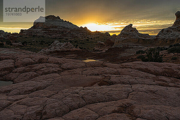 Sonnenuntergang über der wundersamen Gegend namens White Pocket in Arizona. Es ist eine fremde Landschaft mit erstaunlichen Linien  Konturen und Formen. Hier erzeugt die untergehende Sonne wunderschöne Farben am Himmel über der Gegend; Arizona  Vereinigte Staaten von Amerika