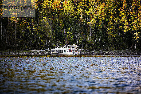 Ein Ferienhausboot  das im Herbst am Ufer des Shuswap Lake geparkt ist; Shuswap Lake  British Columbia  Kanada