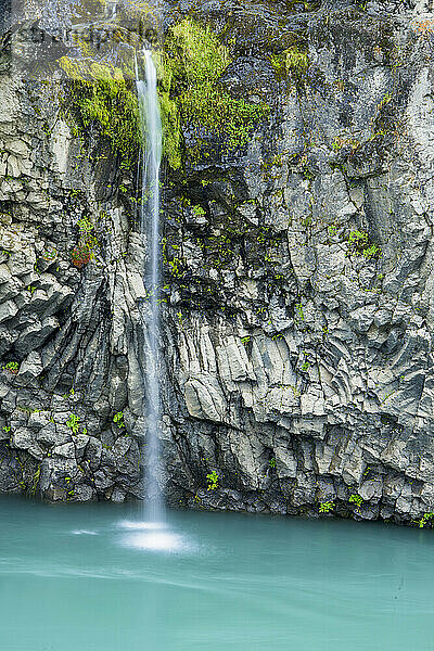 Kleiner Wasserfall stürzt an Basaltformationen vorbei  in der Nähe des Gullfoss-Wasserfalls; Island