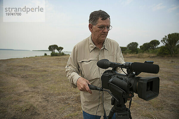 Videofilmer im Queen-Elizabeth-Nationalpark in Uganda; Uganda