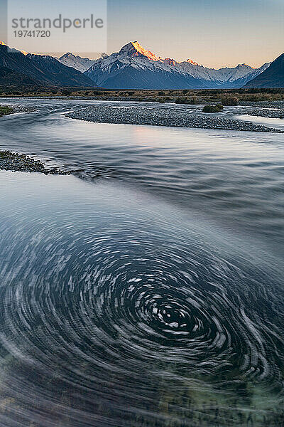 Eine lange Verschlusszeit fängt die Bewegung des Tasman River ein  der vom Tasman-Gletscher kommt; Südinsel  Neuseeland