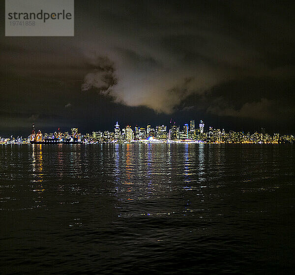 Nächtlicher Blick auf die Lichter der Innenstadt von Vancouver vom Lonsdale Quay im Norden Vancouvers entlang des Burrard Inlet; Nord-Vancouver  British Columbia  Kanada