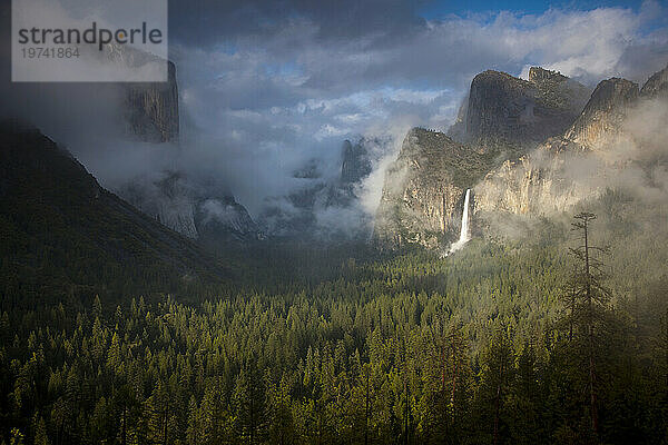 Sonnenlicht beleuchtet Bridalveil Fall im Yosemite-Nationalpark  Kalifornien  USA; Kalifornien  Vereinigte Staaten von Amerika