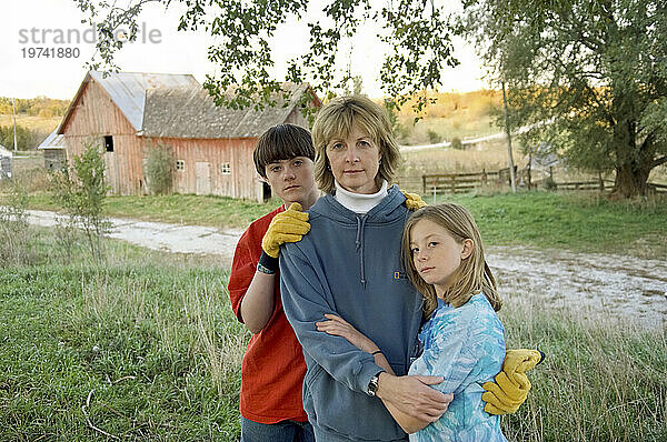 Porträt einer Mutter und ihrer beiden Kinder  die auf einem Bauernhof posieren; Dunbar  Nebraska  Vereinigte Staaten von Amerika