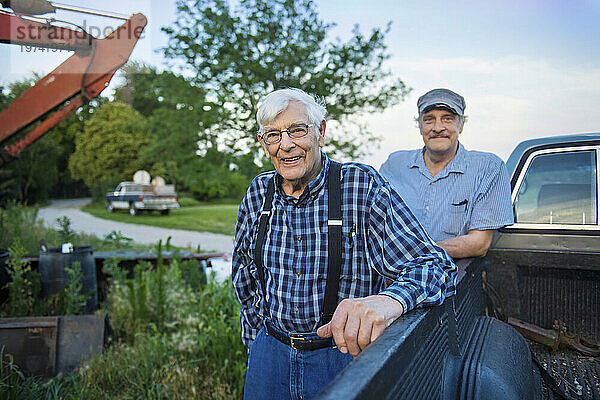 Vater und Sohn auf dem Familienbauernhof; Cortland  Nebraska  Vereinigte Staaten von Amerika