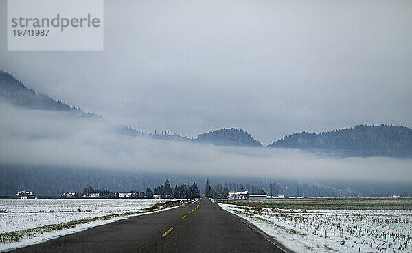 Winterliche Landschaft mit Nebelbank beim Überqueren der Autobahn in Abottsford an einem Schneetag; Abbotsford  British Columbia  Kanada