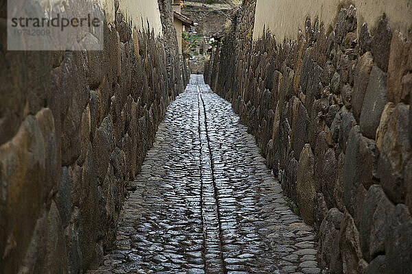 Schmale Steinstraße in Ollantaytambo; Ollantaytambo  Peru