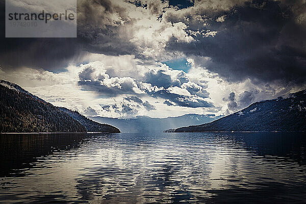 Malerische Aussicht auf den wunderschönen Shuswap Lake mit dramatischen Sturmwolken am Himmel während der Herbstsaison; Shuswap Lake  British Columbia  Kanada