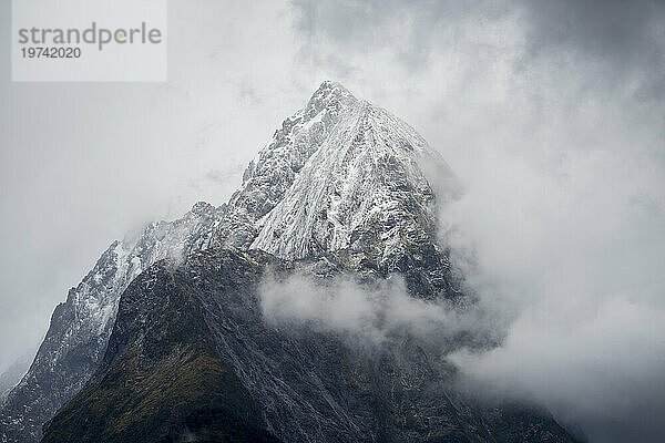 Mitre Peak im Milford Sound  das wichtigste Wahrzeichen im Fiordland-Nationalpark; Südinsel  Neuseeland