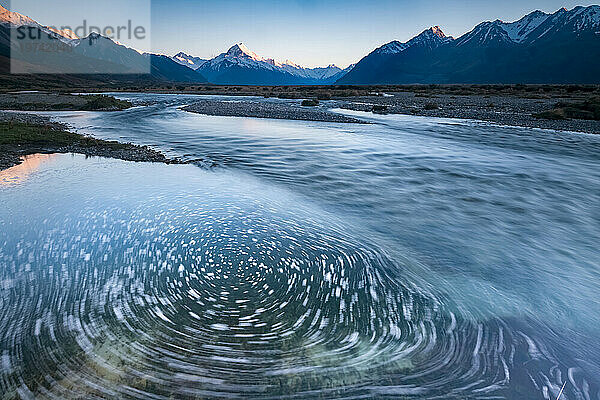 Eine lange Verschlusszeit fängt die Bewegung des Tasman River ein  der vom Tasman-Gletscher kommt; Südinsel  Neuseeland