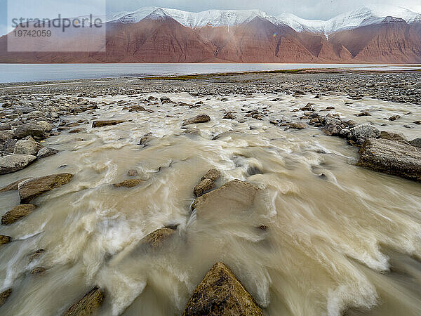 Abfluss eines erhöhten Gletschers gelangt ins Meer; Spitzbergen  Friesland  Svalbard  Norwegen