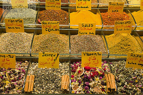 Gewürze in warmen Farben zum Verkauf  gehäuft in Plastikbehältern  ausgestellt in einem Geschäft im Gewürzbasar im Fatih-Viertel; Istanbul  Türkei