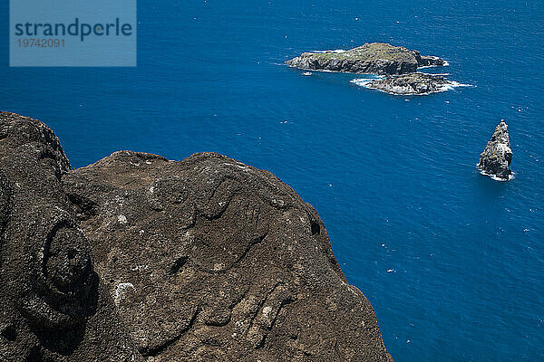 In die Orongo-Felsen sind Hunderte Petroglyphen von Vogelmenschen eingraviert.; Orongo  Rapa Nui  Osterinsel  Chile