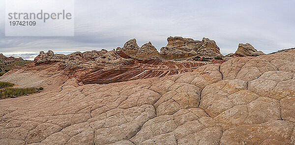 Malerische Aussicht auf Felsformationen unter einem bewölkten Himmel  die Teil der fremden Landschaft mit erstaunlichen Linien  Konturen und Formen in der wundersamen Gegend namens White Pocket in Arizona sind; Arizona  Vereinigte Staaten von Amerika