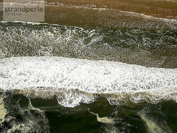 Luftaufnahme der Brandungswellen entlang der Skeleton Coast; Walvis Bay  Conception Bay  Skeleton Coast  Namibia