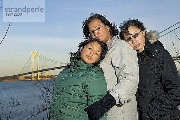 Außenporträt einer Mutter und ihrer Töchter in einem Park in Staten Island  NY; Staten Island  New York  Vereinigte Staaten von Amerika