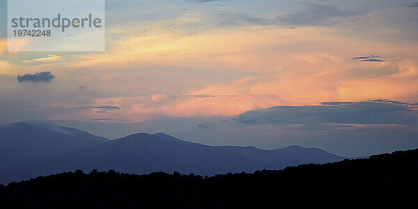 Silhouette Bergblick vor blauem Himmel mit rosa Wolken in der Dämmerung in den Blue Ridge Mountains  Flattop Mountain  Fairview; North Carolina  Vereinigte Staaten von Amerika