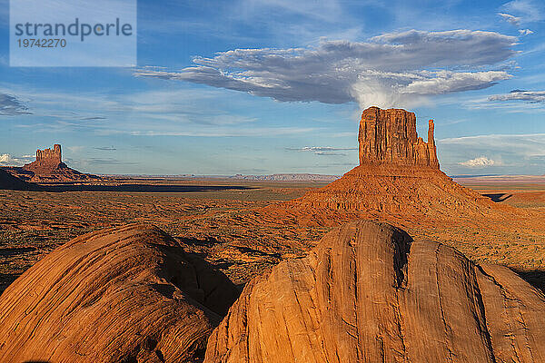 Felsformationen des Monument Valley  Arizona. Der rote Felsen leuchtet bei Sonnenuntergang  wenn das Licht auf ihn trifft. Arizona  Vereinigte Staaten von Amerika